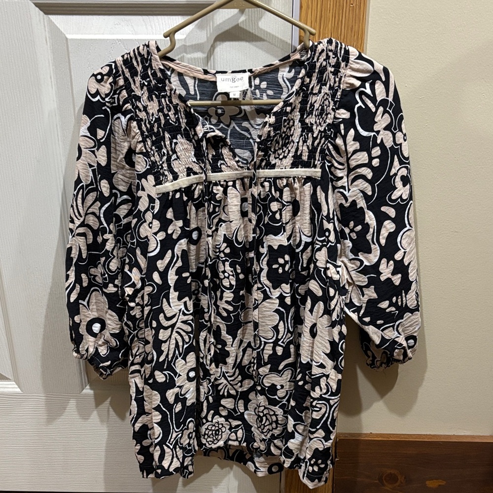 Umgee Black and Tan Floral Blouse